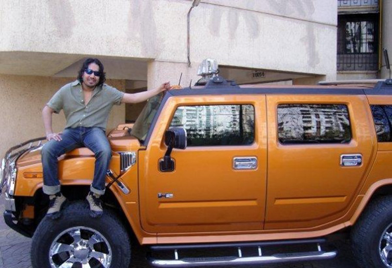 Mika-with-his-Hummer-H2-2f