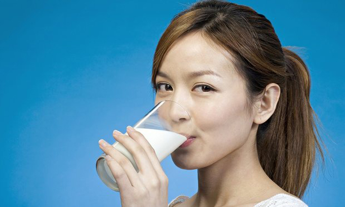 woman-drinking-milk-012